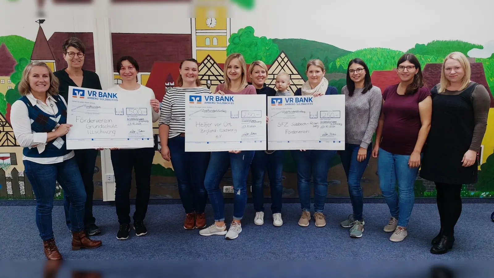 Mitglieder der Schulleitung der Grundschule Illschwang, des Förderkreises der Grundschule und des Basar-Organisationsteams der Krabbelgruppe (von links nach rechts):<br>Sonja Übler, Gabi Pirner, Jasmin Roberts, Jasmin Luber, Melanie Dumoran, Nadine Dehling, Silke Zwack, Nadine Zahn, Susanne Schwemmer, Tina Michl (Bild: Jonas Wunder)