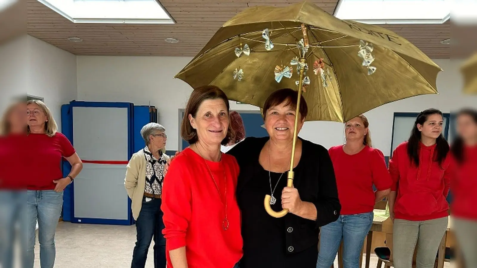 Gut beschirmt geht Janina Wuzik in die Rente (Bild: Heidi Muth)