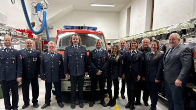 Neuwahlen standen bei der Feuerwehr Pfaffenreuth an. Im Bild (von links) der neue Vorsitzende Christoph Dietrich, Werner Dietrich, Stefan Grillmeier, Max Ernstberger, Zweiter Kommandant Sascha Dziuballe, Katharina Wölfl, Kreisbrandmeister Wolfgang Fischer, Julia Fischer, Gerhard Paintner, stellvertretende Vorsitzende Simone Grillmeier und Bürgermeister Johann Burger. (Bild: Feuerwehr Pfaffenreuth/exb)