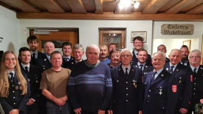 Die Feuerwehr Lintach ehrt langjährige Mitglieder (von links): Kate Rehaber (Beisitzerin), Matthias Rehaber (Kassier), Andreas Batek (Jugendwart), Benjamin Weiß (Erster Kommandant), Richard Auer (50 Jahre), Philipp Schlaffer (Fahnenjunker), Manfred Erras (50 Jahre), Georg Scheffmann (40 Jahre), Alois Heldmann (50 Jahre), Philipp Meier (Zweiter Vorsitzender), Werner Lukas (50 Jahre), Albert Gottschalk (50 Jahre), Michael Weiß (Erster Vorsitzender), Johannes Winkler (Schriftführer), Gerhard Schönberger (50 Jahre), Michael Schneider (Gerätewart), Zweiter Bürgermeister Franz Weiß (50 Jahre), Julian Göbl (Beisitzer), Ehrenkommandant Wolfgang Göbl (40 Jahre). (Bild: Tobias Göbl/exb)