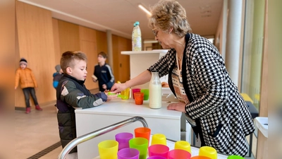 Einkaufen am mobilen Pausenverkaufskiosk in Mitterteich. (Bild: Daniela Faltenbacher)