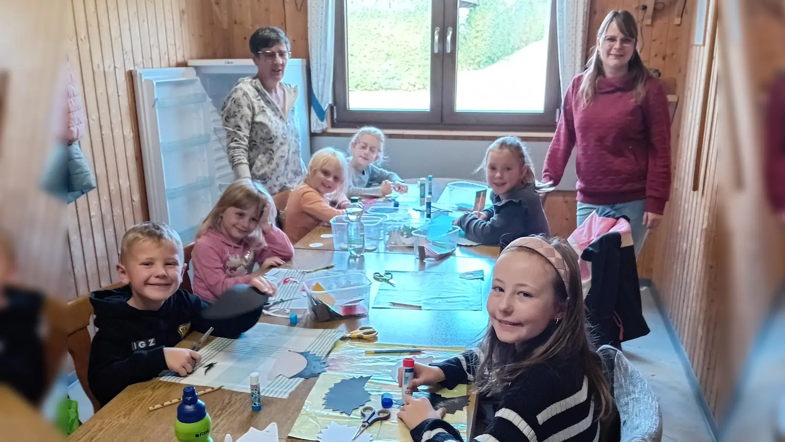 Ein Teil der Kinder mit den Jugendbetreuerinnen Sonja Gleißner und Karina Bauer (Bild: Ulrike Schulhauser)