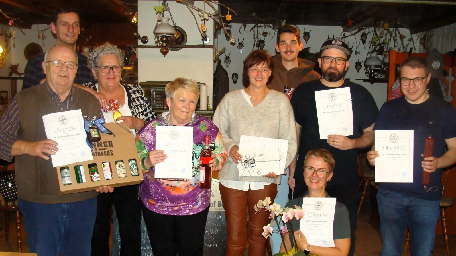 Die Erstplatzierten mit den Meistern Marion Roppert (knieend) und Philipp Hammer (2.v.rechts) und den zweiten Vorsitzenden Stefan Kammerl (2-v.links) (Bild: Hans Wisgickl)