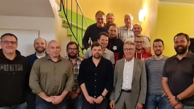 Die gewählte Vorstandschaft mit Bürgermeister Franz Stahl und Jürgen Steinhauser (rechts), Vorsitzender des ATSV-Hauptvereins. (Bild: ATSV Tirschenreuth/exb)