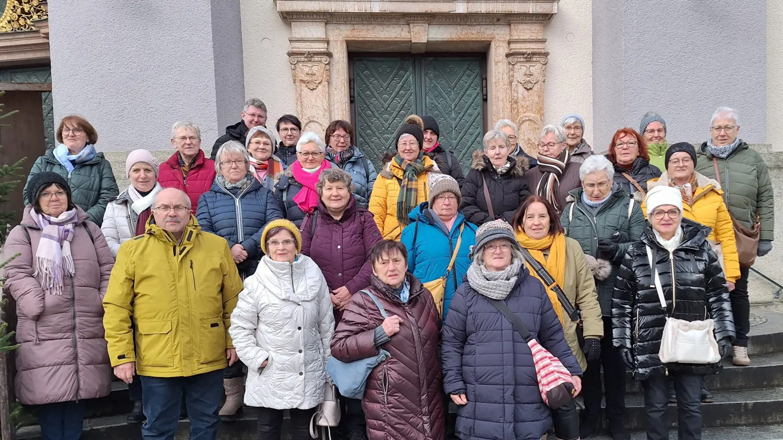 Ein Teil der Reisegruppe des Frauenbundes vor der Basilika St. Anna in Altötting stellte sich gerne der Fotografin.  (Bild: Margarete Hirsch)