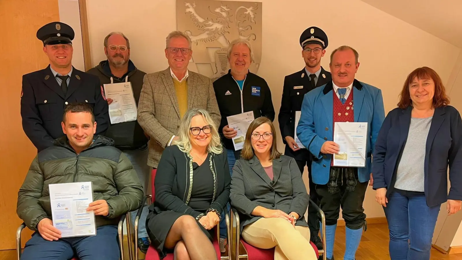 Große Freude über die Ehrenamtskarten im Sitzungssaal des Schwandorfer Rathauses. (Reihe vorne sitzend (v. l. n. r.): Johannes Michael Winter, Ewelina Lautenschlager, Bianka Vollath / Reihe hinten stehend (v. l. n. r.): David Winter, Stefan Heck, Oberbürgermeister Andreas Feller, Andreas Allacher, Nicolas Graf, Gerald Bink, Sabine Brunner / Es fehlt: Erwin Hartmann. (Bild: Andreas Hofmeister)