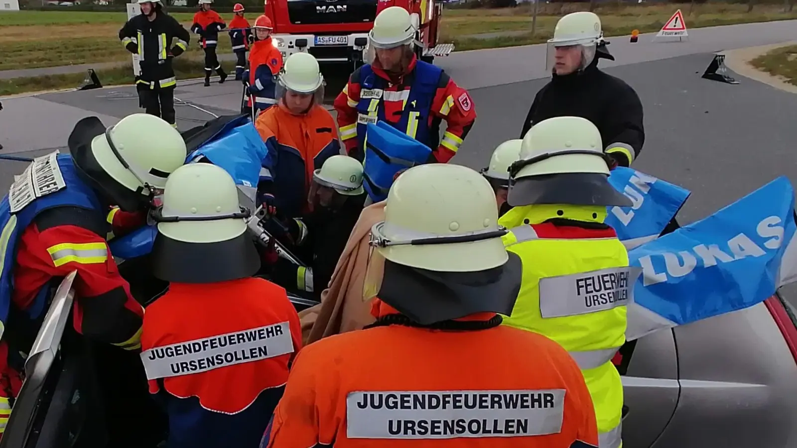 Beim Ausbildungstag übten die jungen Feuerwehrleute auch die Rettung einer in einem Unfallauto eingeklemmten Person. (Bild: Josef Graml / FF Ursensollen)