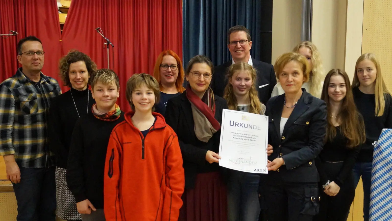 Ministerialbeauftragte Mathilde Eichhammer übergibt die Urkunde an Schulleiterin Diana Schmidberger. 	 (Bild: Florian Dendorfer/exb)