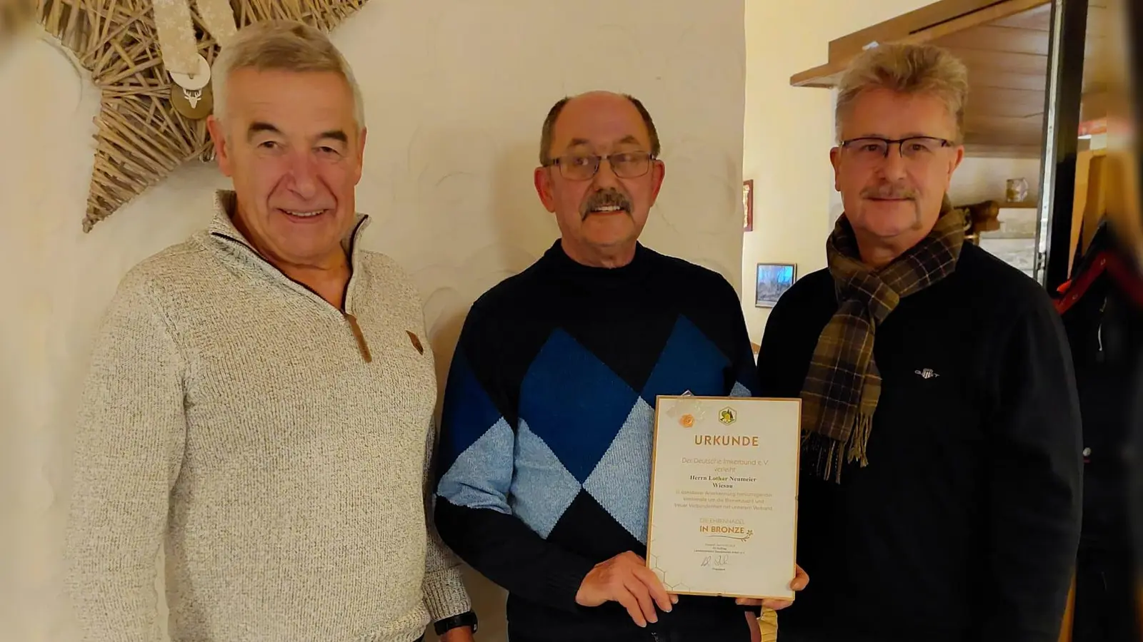 Vorsitzender Werner Schaumberger (links) und Bürgermeister Wolfgang Braun (rechts) ehrten Lothar Neumeier (Mitte). (Bild: Imkerverein Fuchsmühl/exb)