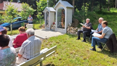 Vorsitzende Christina Serve und Gesangsgruppe „Passt scho” beim Feiern der Maiandacht. (Bild: Dieter Ostermayr)