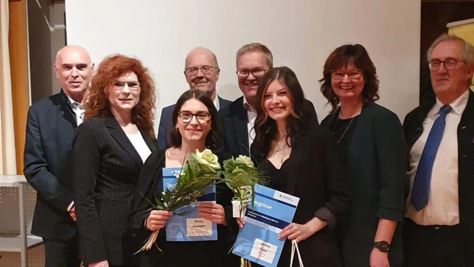 Bei der Freisprechungsfeier wurden die Prüfungsbesten ausgezeichnet (von links): Kreishandwerksmeister Dietmar Lenk, stellvertretende Obermeisterin Bianca Sommer, Anna Stepper, Oberstudiendirektor Martin Wurdack, Oberbürgermeister Michael Cerny, Prüfungsbeste Jenny Edel, Innungsobermeisterin Claudia Rubenbauer, stellvertretender Landrat Franz Mädler. (Bild: Christian Obermayr)