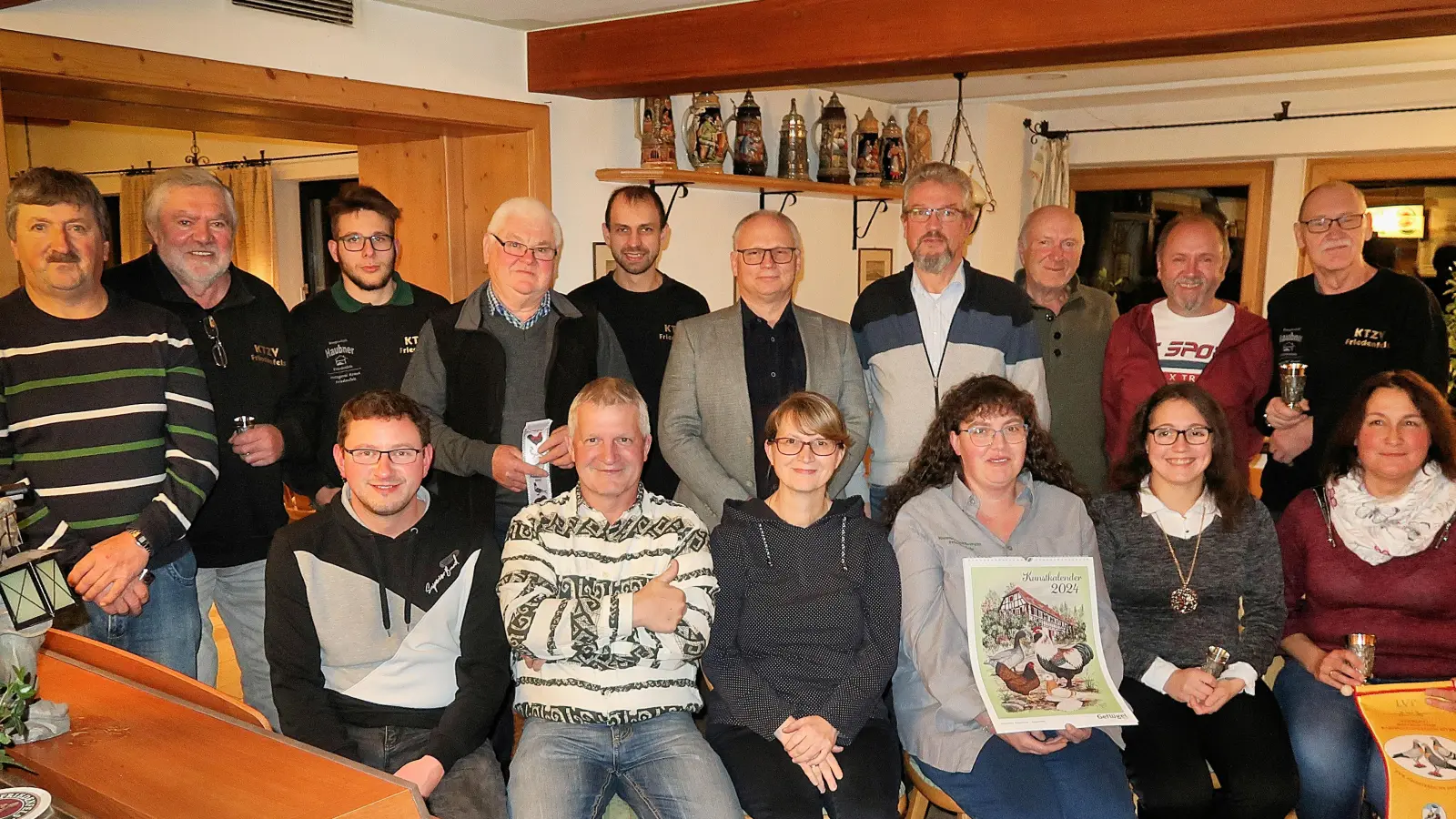 Die neuen Vereinsmeister des Kleintierzuchtvereins Friedenfels beglückwünschte Zweiter Bürgermeister Christian Bischof (hinten, Fünfter von rechts).  (Bild: bsc)