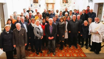 Insgesamt 21 Ehepaare feierten in der Pfarrkirche ihr Ehejubiläum, darunter Katharina und Johann Roßmann (vorne 2. Reihe v.l.) und Marianne und Günther Hummer (vorne 2. und 3. v.r.) mit 55 und Anna und Siegfried Reindl (vorne v.l.) mit 60 Ehejahren. (Bild: Karl Ziegler )