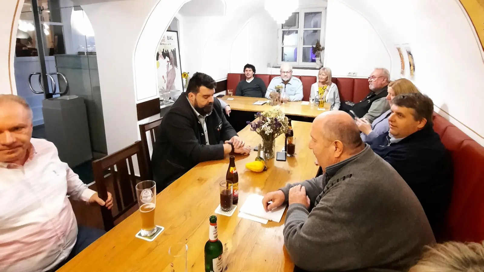 In der Brasserie trafen sich die Mittelständler mit den beiden Bürgermeistern zur Diskussion. (Bild: Manfred Lubrich)