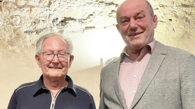 Josef Mäckl (links), hier mit Vize-Präsidenten Ernst Leibelt, hält seit 40 Jahren dem Golfclub Schmidmühlen die Treue.<br><br> (Bild: Peter Kaluza/exb)