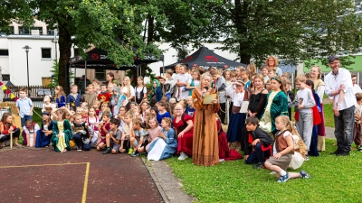 Alle Schüler und Lehrer waren eingebunden in das Musical „Rittergeschichten mit Johanna und Lutz/Der Angriff des Schwarzen Ritters“.  (Bild: Markus König/exb)