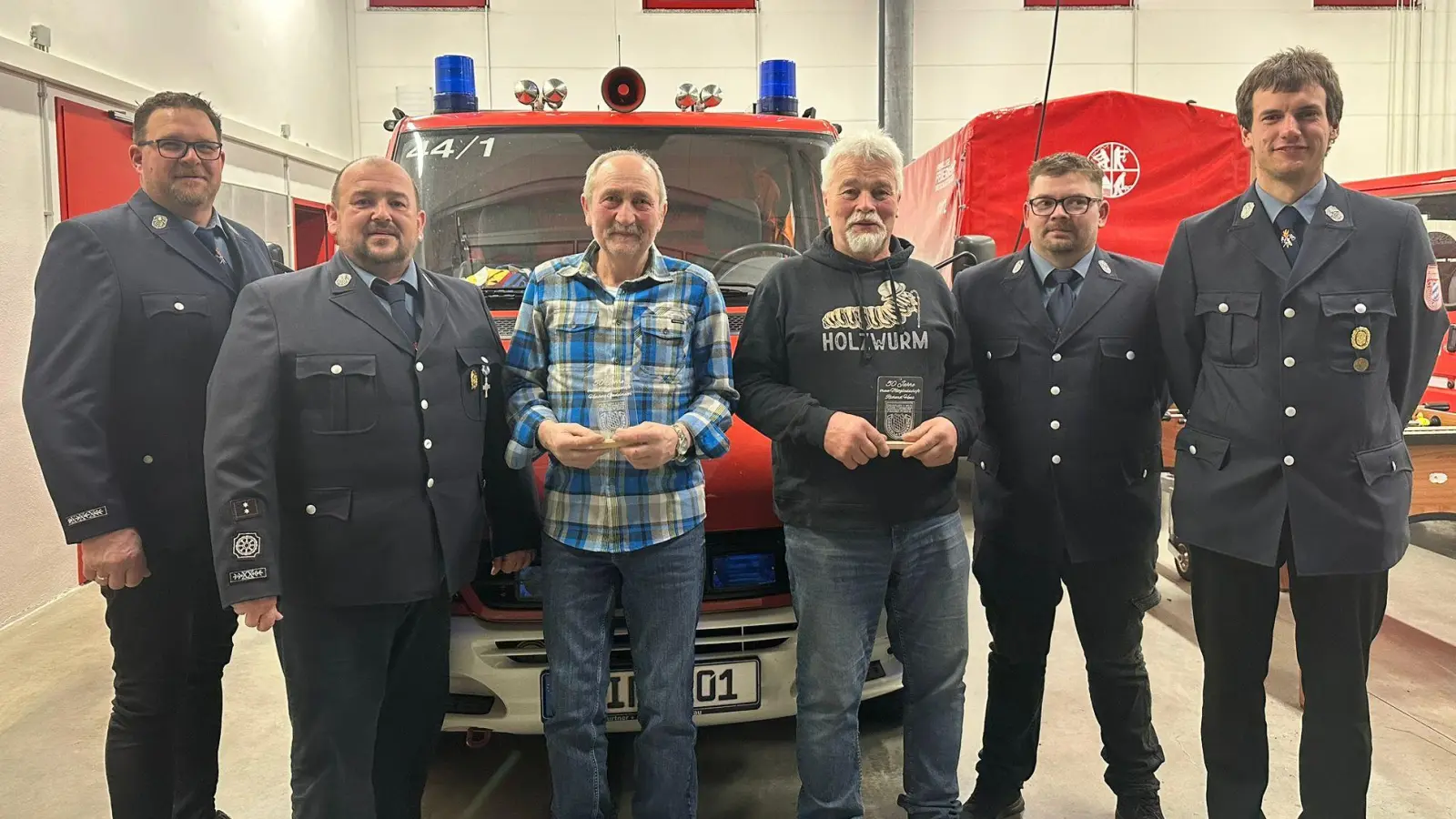 Ehrungen standen bei der Feuerwehr Groschlattengrün an. Im Bild (von links) Bürgermeister Stephan Schübel, Vorsitzender Markus Spörrer, Herbert Gadelmeier und Ehrenkommandant Richard Hess, Zweiter Vorsitzender Manuel König und Kommandant Stefan Heindl (Bild: Bastian Peetz/exb)