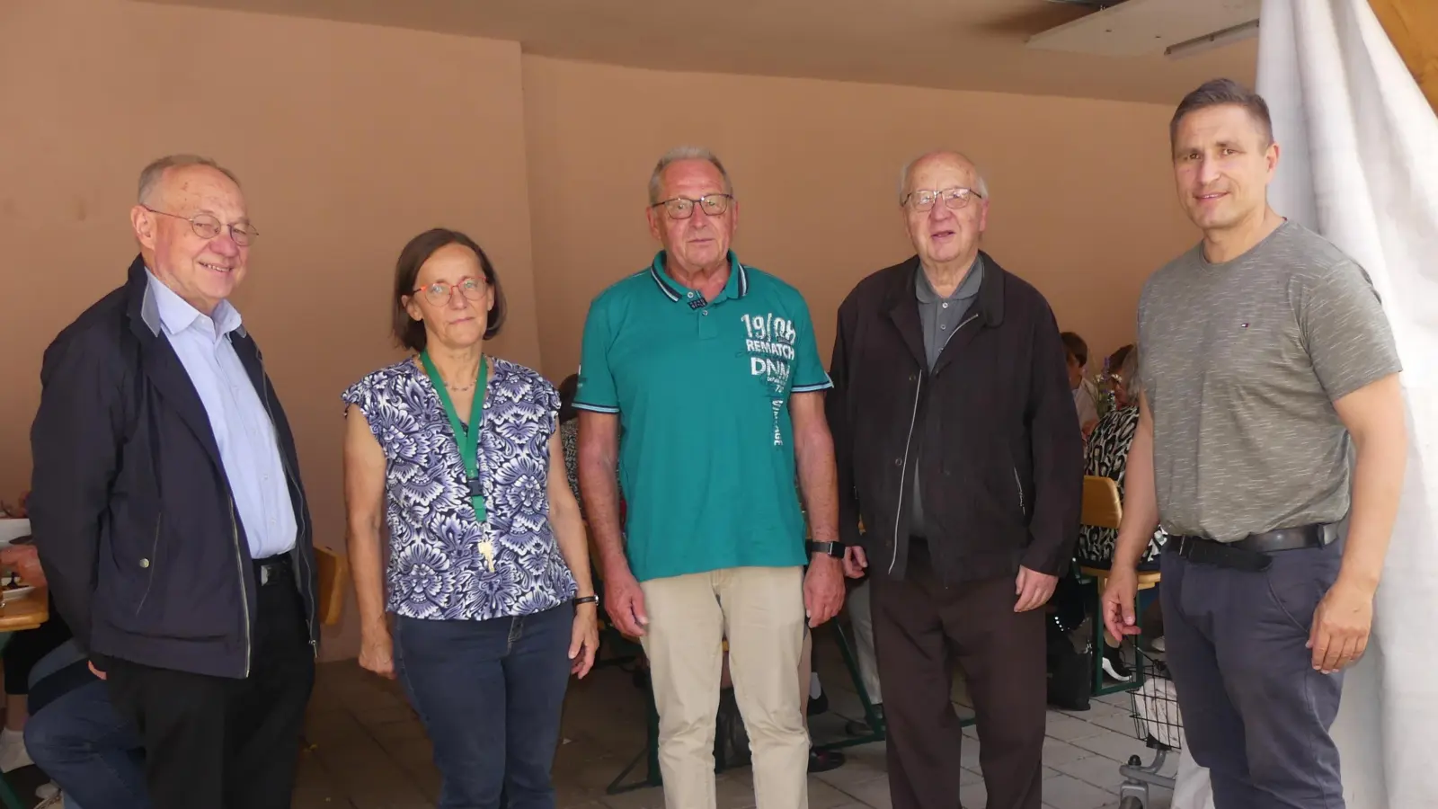 Maria Förster (2. von links) und die Eschenbacher Senioren freuten sich über den „hohen Besuch” durch (von rechts) Bürgermeister Marcus Gradl, Ruhestandspfarrer Helmut Süß, Seniorenbeauftragten Klaus Lehl und Ruhestandspfarrer Ludwig Gradl.  (Bild: Walther Hermann)