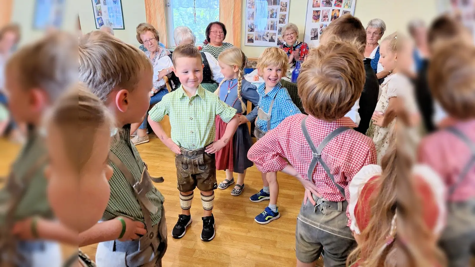 Auch die Kinderkirwapaare erfreuten die Senioren  (Bild: Johann Bauer)