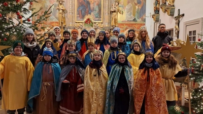 Pfarrvikar Dr. Justin Kishimbe (rechts) sandte die Sternsinger nach einem Gottesdienst in der Pfarrkirche St. Salvator aus. (Bild: Caroline Würth)