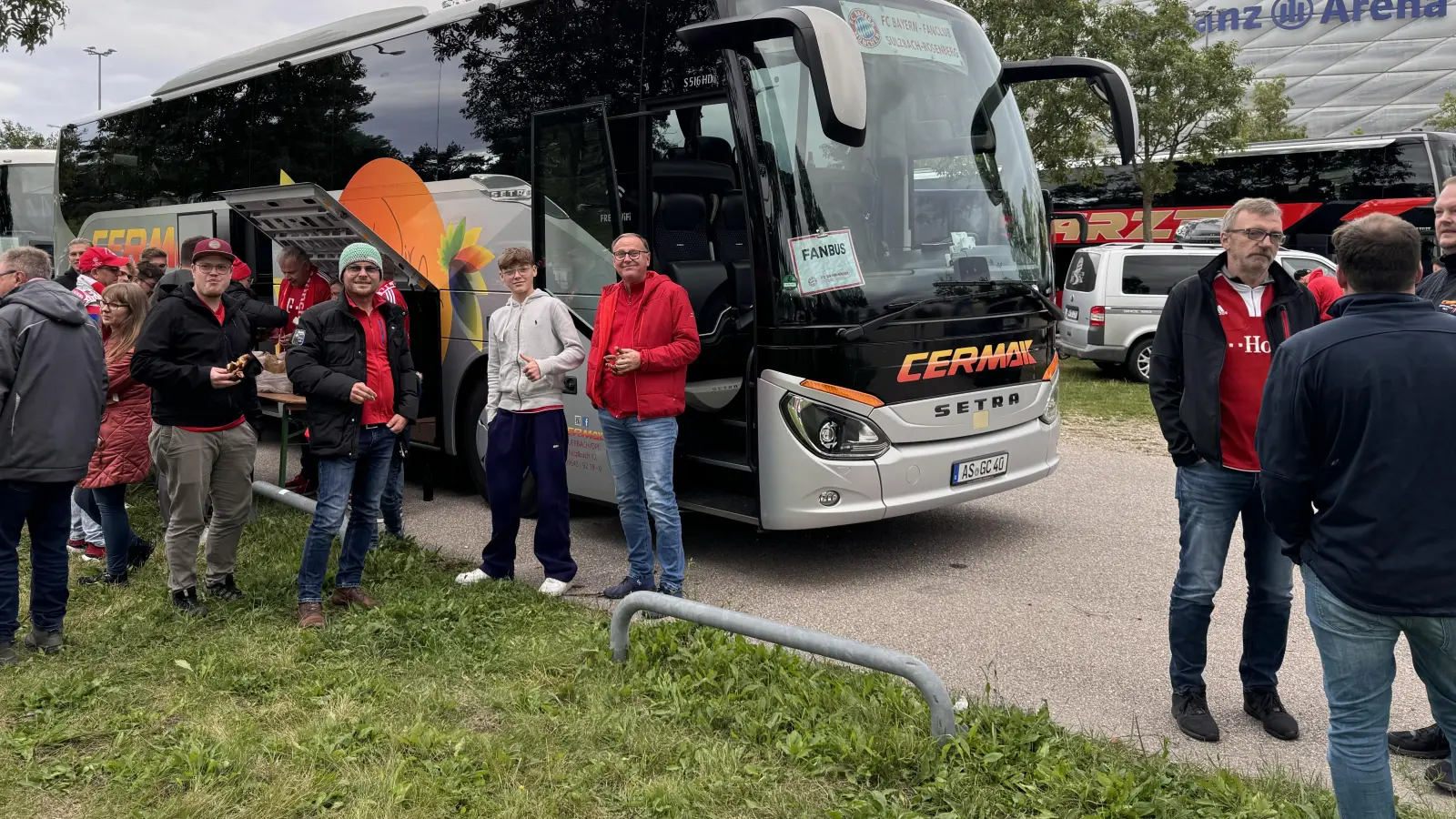 Der Bus des FC-Bayern-Fanclubs Sulzbach-Rosenberg auf dem Parkplatz Nord der Allianz-Arena.  (Bild: Günther Wedel)