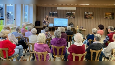 Physiotherapeutin Katharina Hör bot ihren Zuhörern interessante Informationen über die Wirkung von ätherischen Ölen. (Bild: Gerhard Müller)