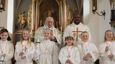 Auf dem Foto sind die Kommunionkinder mit Pfarrvikar Gerald und Pater Friedhelm Czinczoll zu sehen. (Bild: Katrin Zinnecker/exb)