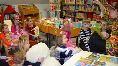 Märchentante Jessica Krämer liest den Kindern in der Bücherei die lustige Geschichte „Karneval im Zoo“ vor. (Bild: gi)