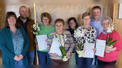 Von links Gartenbauvorsitzende Susanne Utz, Kreisfachberater Markus Fuchs, Bürgermeister Hermann Mertel (Zweiter von rechts) und Zweite Vorsitzende Meike Hauenstein (Vierte von rechts) ehrten die langjährigen Mitglieder Waltraut Guttenberger, Käthe Pilhofer, Helga Hölzl und Gertrud Wirkner. (Bild: Ernst Utz/exb)