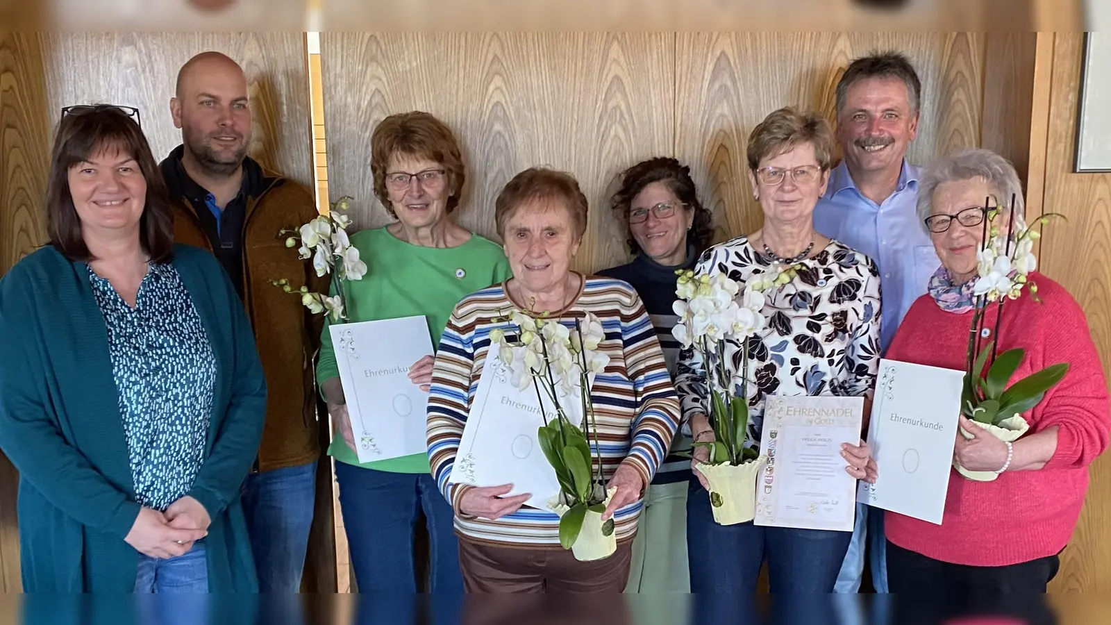 Von links Gartenbauvorsitzende Susanne Utz, Kreisfachberater Markus Fuchs, Bürgermeister Hermann Mertel (Zweiter von rechts) und Zweite Vorsitzende Meike Hauenstein (Vierte von rechts) ehrten die langjährigen Mitglieder Waltraut Guttenberger, Käthe Pilhofer, Helga Hölzl und Gertrud Wirkner. (Bild: Ernst Utz/exb)