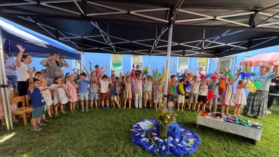 Lebendiger Gottesdienst für Klein und Groß im Garten des Kindergartens St. Martin (Bild: Tobias Preißl)