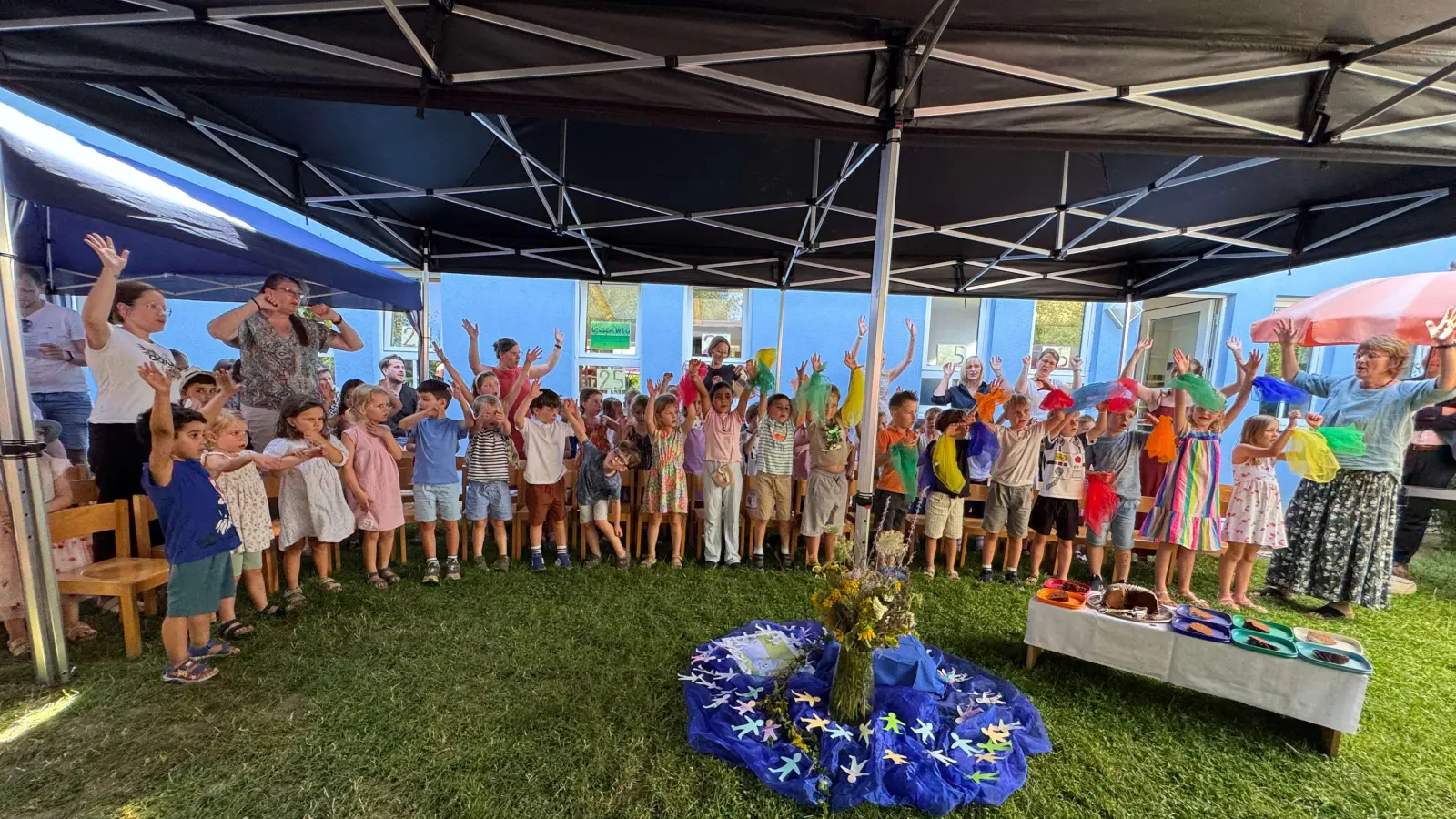 Lebendiger Gottesdienst für Klein und Groß im Garten des Kindergartens St. Martin (Bild: Tobias Preißl)