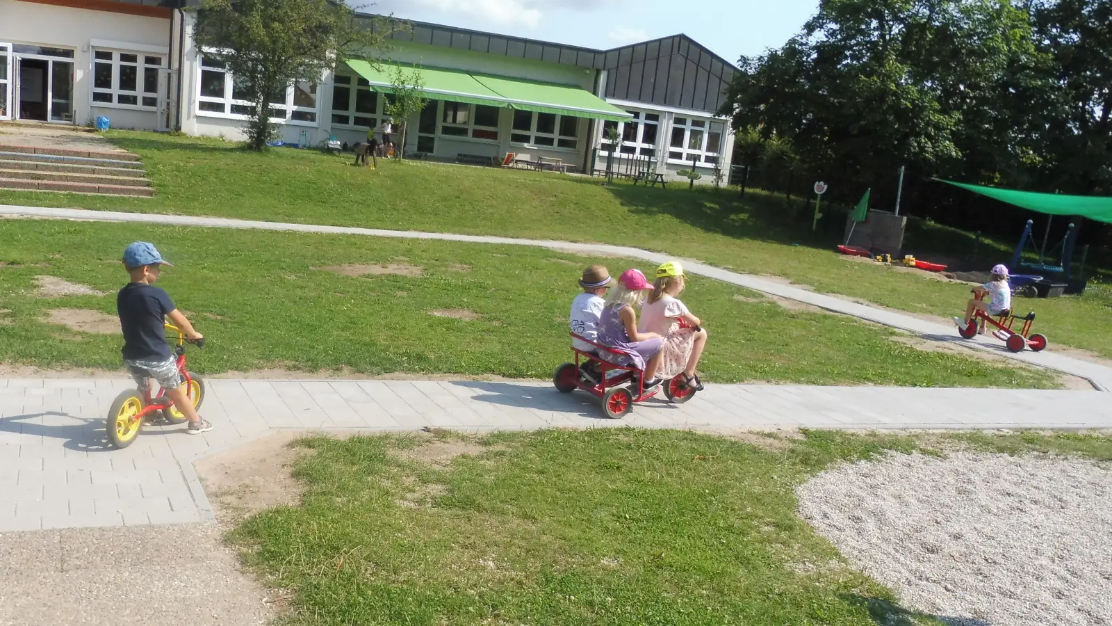 Die neue Fahrstraße ist eine Bereicherung für den Kindergarten St. Martin.  (Bild: Verena Stefanides)