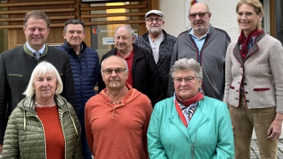 Neuwahlen gab es bei den Naturfreunden Mitterteich. Vorne (von links) Vorsitzende Angelika Müller, Klaus Hammer und Angela Baier sowie hinten (von links) Bürgermeister Stefan Grillmeier, Heinz Gleißner, Josef Weiß, Fritz Rüth, Anton Bauer und Barbara Lugert.<br> (Bild: Naturfreunde Mitterteich/exb)
