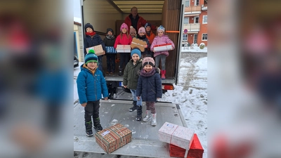 Die Kinder beim Verladen der Päckchen.  (Bild: Rosenberg/exb)