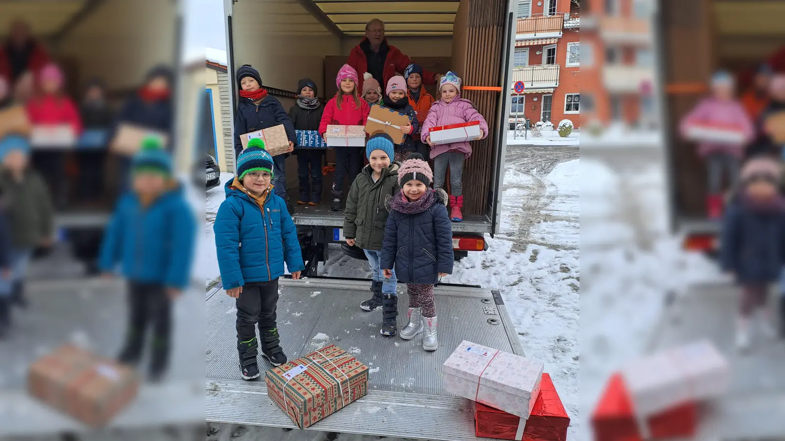 Die Kinder beim Verladen der Päckchen.  (Bild: Rosenberg/exb)