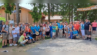 Teilnehmer aus der ganzen Oberpfalz genießen den VdK-Familientag am Waldwipfelweg in St. Englmar. (Bild: A. Mühlbauer/exb)