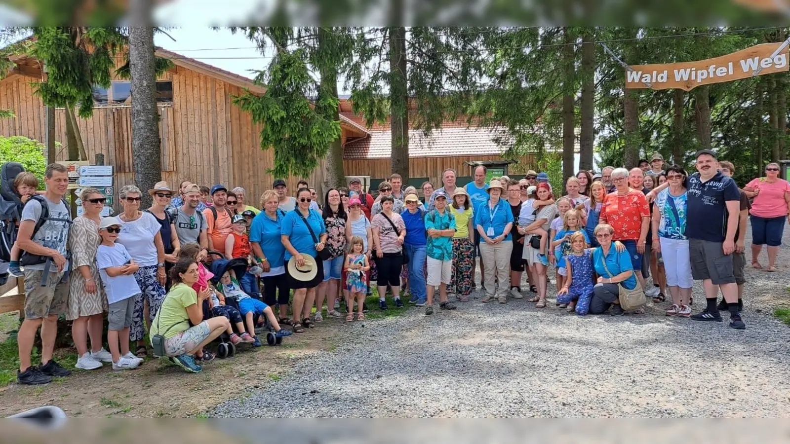 Teilnehmer aus der ganzen Oberpfalz genießen den VdK-Familientag am Waldwipfelweg in St. Englmar. (Bild: A. Mühlbauer/exb)