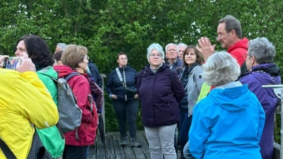 3. von rechts Herr Winter mit Wandergruppe  (Bild: Ingrid Strehl)