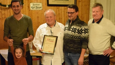 Horst Otto Seidel (mit Urkunde) ist neues Ehrenmitglied des MSC Wiesau. Mit im Bild (von rechts) Vorsitzender Franz Höcht und Harald Seidel sowie Sven Seidel mit Tochter Lea. (Bild: MSC Wiesau/exb)