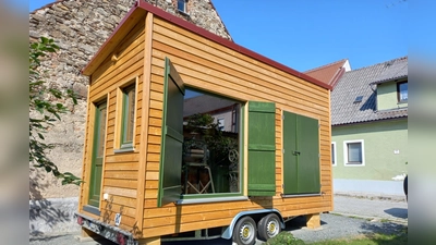  Im Garten des Hutschahauses hat der Tinyhaus seinen Standplatz.  (Bild: Ludwig Höcherl)