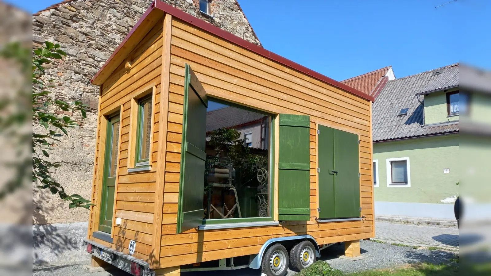  Im Garten des Hutschahauses hat der Tinyhaus seinen Standplatz.  (Bild: Ludwig Höcherl)