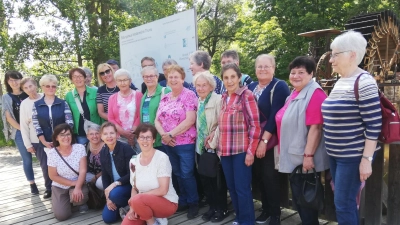 Das Bild zeigt die Ausflügler vor der Thurauer Mühle. (Bild: Elisabeth Bauer)