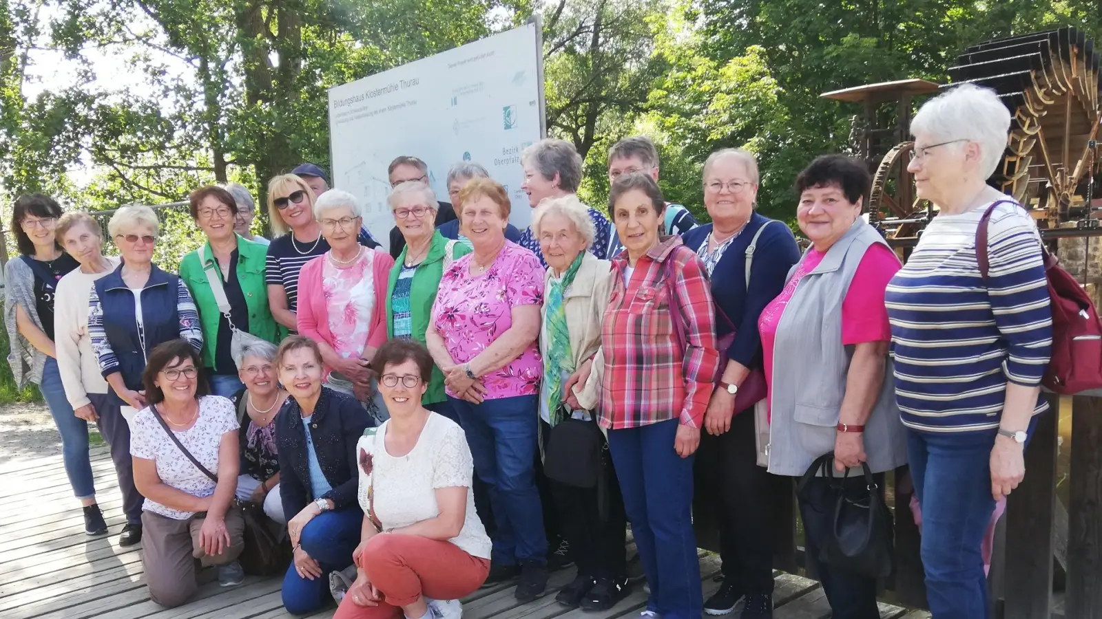 Das Bild zeigt die Ausflügler vor der Thurauer Mühle. (Bild: Elisabeth Bauer)