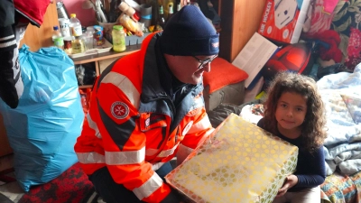 Matthias Walk verteilt Weihnachtspakete in Rumänien (Bild: Ulrich Bauriedl)