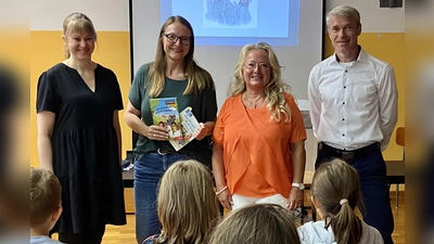 Die Autorin Petra Bartoli y Eckert (2. v. l.) mit der Klassenleitung der 3. Klasse und Organisatorin der Lesung Katharina Brandhuber (links), der Rektorin Birgit Molitor (2. v. r.) und dem Geschäftsstellenleiter der Raiffeisenbank Auerbach-Freihung eG Bernd Windisch, der das Projekt mit einer großzügigen Spende unterstützte (Bild: Joanna Pilhofer)