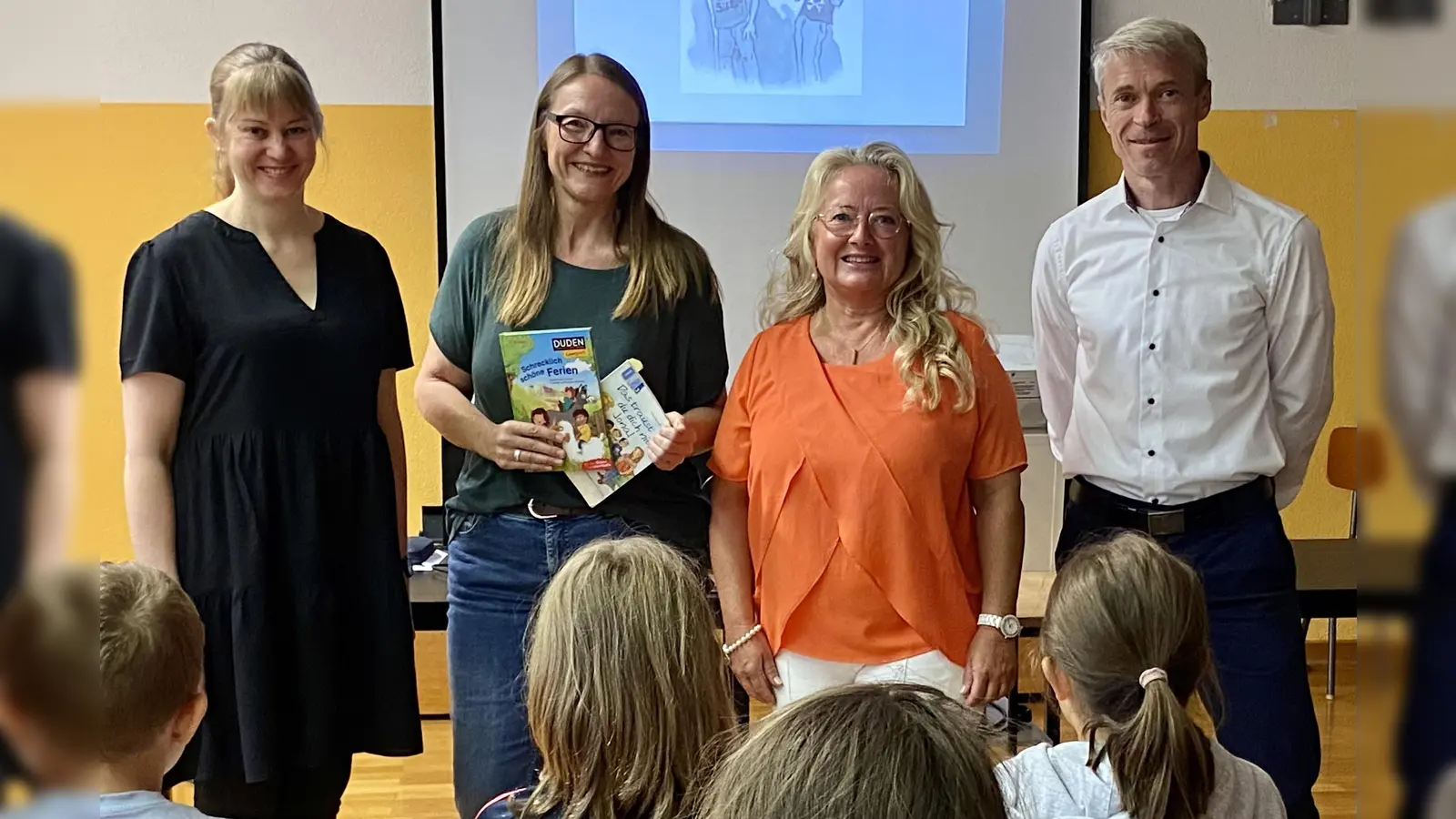 Die Autorin Petra Bartoli y Eckert (2. v. l.) mit der Klassenleitung der 3. Klasse und Organisatorin der Lesung Katharina Brandhuber (links), der Rektorin Birgit Molitor (2. v. r.) und dem Geschäftsstellenleiter der Raiffeisenbank Auerbach-Freihung eG Bernd Windisch, der das Projekt mit einer großzügigen Spende unterstützte (Bild: Joanna Pilhofer)