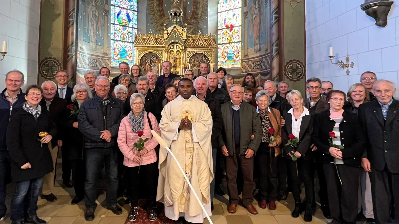 Die Ehejubilare feiern mit Pfarrvikar Emmanuel Okoro (Mitte) in der Pfarrkirche Unterauerbach einen Festgottesdienst. (Bild:  Renate Pusch/exb)