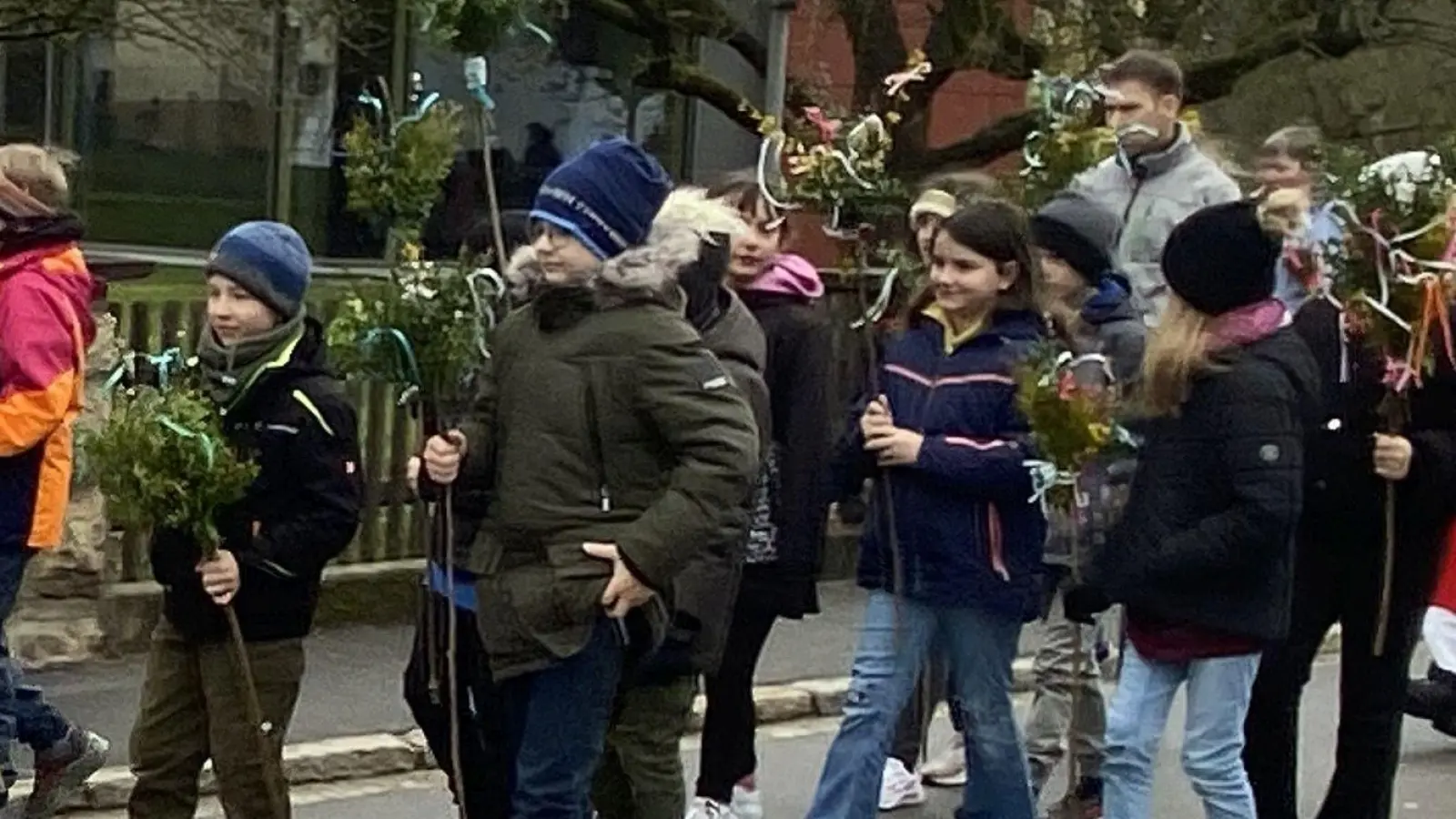 Stolz tragen die Erstkommunionkinder ihre Palmbuschen in der Prozession zur Kirche. (Bild: Brigitte Grimm/exb)