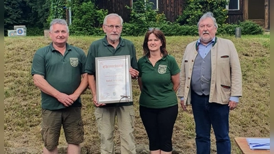  2. Schützenmeister Dietmar Maier, Ehrenschützenmeister Rudi Schreyer, 1. Schützenmeisterin Karin Ruhland und 3. Schützenmeister Hermann Gebhardt (von links).  (Bild: Karin Ruhland)